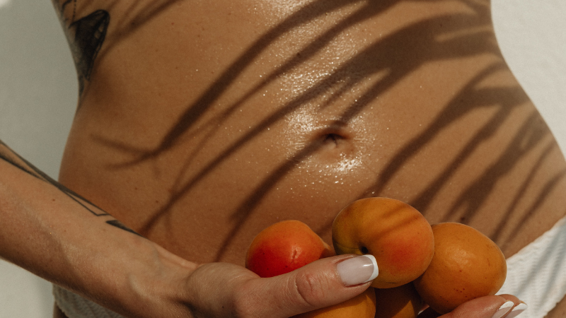 A picture of a women holding peaches